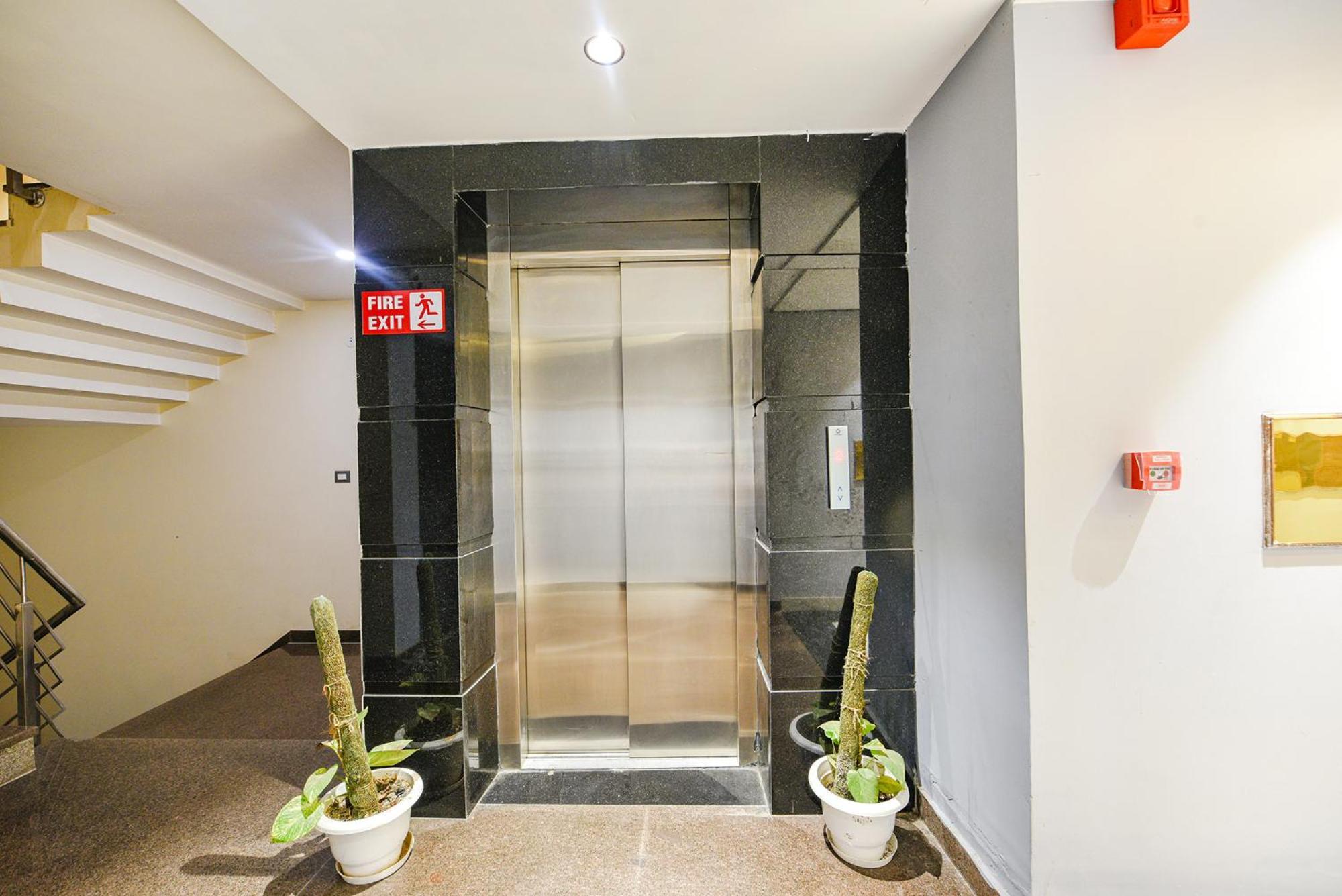 Fabhotel Prime Apple Tree Residency New Delhi Bagian luar foto